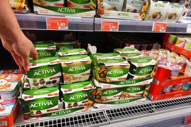 ALMANY - Eylül 2020: Marktkauf Hipermarketinde probiyotik süt ürünleri. Activia, Groupe Danone 'a ait bir yoğurt markasıdır..