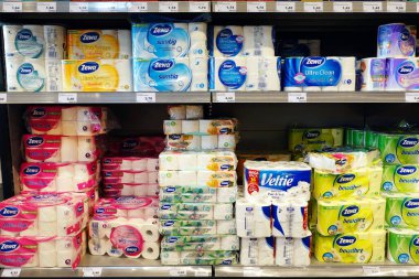 ALMANY - EPTEMBER 2020: Marktkauf Hipermarketinde bir sürü tuvalet kağıdı bulunan koridor. Zewa, AB 'nin bir markasıdır. İsveç' ten küresel bir sağlık ve sağlık şirketidir..