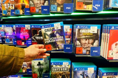 ALMANY SEPTEMBER 2020: Bir ev video oyun konsolu için PlayStation 4 oyunlarıyla dolu bir mağaza görüntüsü. Call of Duty: Modern Warfare, Infinity Ward tarafından geliştirilen ve Activision tarafından yayınlanan 2019 tarihli video oyunu..