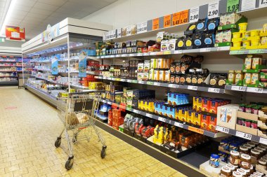 MEPPEN, ALMANY - Eylül 2020: koridorun önünde çeşitli kahve ürünleriyle dolu alışveriş arabası. Lidl indirimli süpermarketin içi.