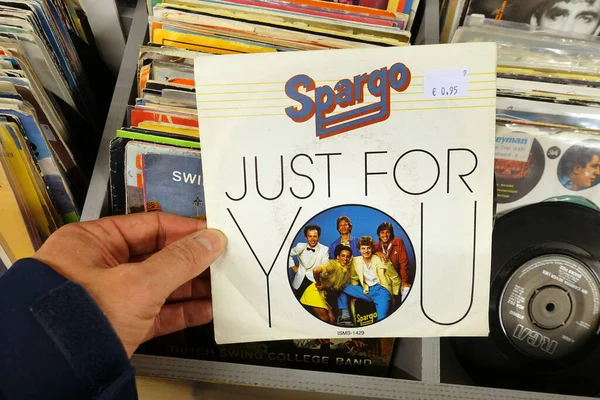 Netherland 2020年9月 シングルレコード Spargo Just Youはオランダのディスコ ファンク バンドによるセカンドハンド ストアでの販売のための曲です — ストック写真