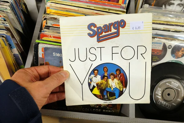 The NETHERLANDS - EPTEMBER 2020: Single record: Spargo - Just for You, Hollandalı disko-funk-band 'ın ikinci el mağazasında satışa sunulan bir şarkısı..