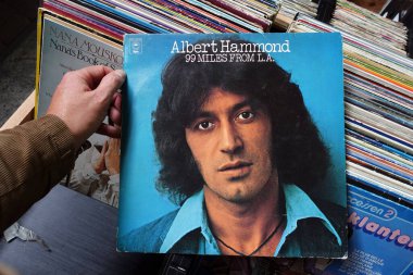 The NETHERLANDS - OCTOBER 2020: LP albümü: Albert Hammond - Los Angeles 'tan 99 mil uzaklıkta, 1975 İngiliz-Gibraltarian şarkıcı, söz yazarı ve müzik yapımcısı Albert Hammond' ın LP kayıtlarını bir ikinci el mağazasında yayınladı..