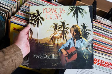The NETHERLANDS - Ekim 2020: LP albümü: Francis Goya - Maria Padilha. Belçikalı klasik gitarist, besteci, müzisyen ve yapımcı Franois Edouard Weyer 'in 1976 tarihli LP albümü ikinci el mağazasında piyasaya sürüldü..