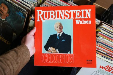 NETHERLANDS - Ekim 2020 Rubinstein - Chopin, Walsen. 1974 'te Polonyalı-Amerikalı klasik piyanist Arthur Rubinstein' in LP albümünü ikinci el mağazasında yayınladı..