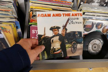 The NETHERLANDS - EPTEMBER 2020: Single record: Adam & The Ants - Stand and Deliver, İngiliz yeni dalga grubu Adam and the Ants 'ın ikinci el mağazasında satışa sunduğu şarkı..