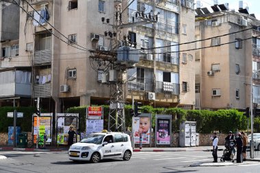 BNEI BRAK, ISRAEL - Aralık 2019: Billboard 'lu bir kavşak.