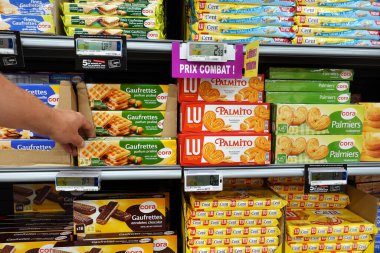 WALLONIA, BELGIUM HAZİRAN 2019: Belçika Cora Hipermarketinde paket bisküvi çeşitleri. LU, Mondelz International 'a ait bir Fransız bisküvi markası..