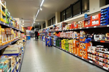ALDI Nord 'un bir süpermarketinin iç mekanı 2019. Aldi indirimli süpermarketin tatlı gıda ürünleriyle dolu koridor.