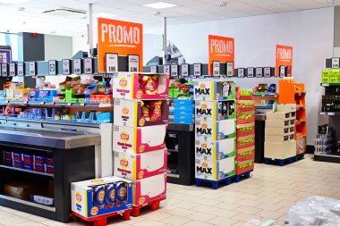 WALLONIA, BELGIUM - 2024 AĞUSTOS: Bir Lidl süpermarketinde promosyon için Lays marka çipleri. Tüketicileri itici alımlar yapmaya ikna etmek için kasada bulunan promosyon ürünleri.