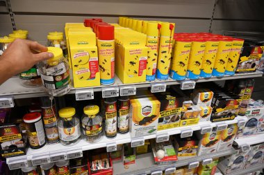 WALLONIA, BELGIUM - AĞUSTOS 2025: ECOstyle marka ürünler, Carrefour Hypermarket 'te haşere kontrol ürünleri satan mağazalarda bulunmaktadır. ECOstyle, bahçe bakımı için doğal ve ekolojik sorumlu ürünler tedarikçisidir.