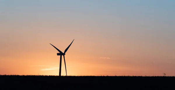 Turbin Angin Saat Matahari Terbenam — Stok Foto