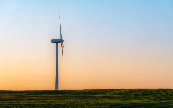 風力発電機を設置し — ストック写真