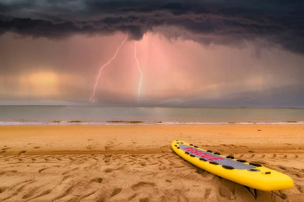 Bordo Salvataggio Sulla Spiaggia Sfondo Tempestoso — Foto Stock