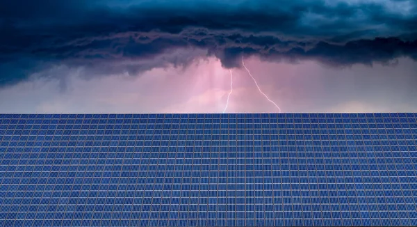 太阳能电池板和暴风雨天气 — 图库照片