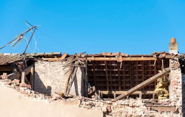 Eski bir evin yıkımı