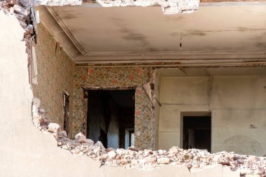 Terk edilmiş eski bir evin duvarı