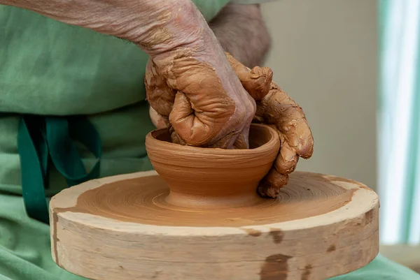 円の上に瓶を作る陶芸家の手 — ストック写真