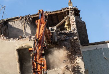 İnşaat alanında kazıcı