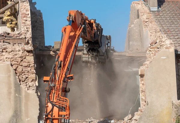 Mechanical Excavator Demolishing Old House — Stock Photo, Image