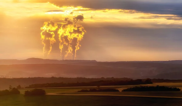 被落日照亮的核电厂蒸气 — 图库照片