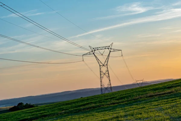 Nagyfeszültségű Elektromos Vezetékek Naplementekor — Stock Fotó