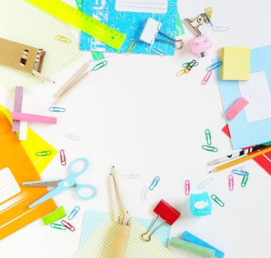 Geri Okul arka plan için. Öğeleri bir tabloda okul için. Okul çerçeve malzemeleri. Düz yatıyordu. Uzay kopyalayın. Üstten görünüm