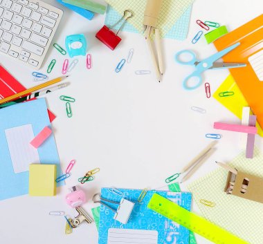 Geri Okul arka plan için. Öğeleri bir tabloda okul için. Okul çerçeve malzemeleri. Düz yatıyordu. Uzay kopyalayın. Üstten görünüm