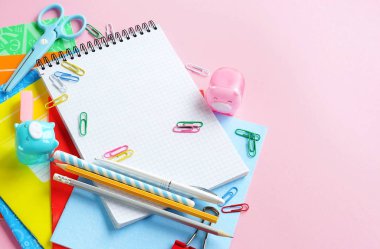 Geri Okul arka plan için. Öğeleri bir tabloda okul için. Okul çerçeve malzemeleri. Düz yatıyordu. Uzay kopyalayın. Üstten görünüm