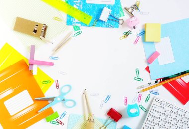 Geri Okul arka plan için. Öğeleri bir tabloda okul için. Okul çerçeve malzemeleri. Düz yatıyordu. Uzay kopyalayın. Üstten görünüm