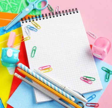 Geri Okul arka plan için. Öğeleri bir tabloda okul için. Okul çerçeve malzemeleri. Düz yatıyordu. Uzay kopyalayın. Üstten görünüm