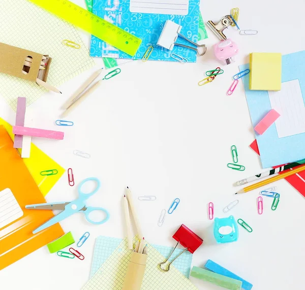 Geri Okul arka plan için. Öğeleri bir tabloda okul için. Okul çerçeve malzemeleri. Düz yatıyordu. Uzay kopyalayın. Üstten görünüm