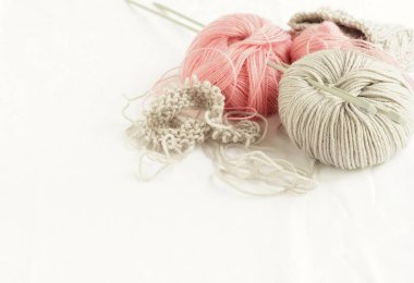 Gri ve pembe yün örgü ve beyaz arka plan üzerinde iğneler örgü. en iyi view.copy alanı. Yakın çekim