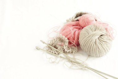 Gri ve pembe yün örgü ve beyaz arka plan üzerinde iğneler örgü. en iyi view.copy alanı. Yakın çekim