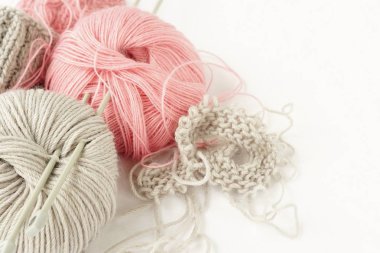 Gri ve pembe yün örgü ve beyaz arka plan üzerinde iğneler örgü. en iyi view.copy alanı. Yakın çekim