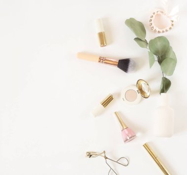 Güzel kadın aksesuar ve kozmetik beyaz bir arka plan üzerinde yavaşça pastel soluk pembe ve bej tonlarında makyaj. Düz yatıyordu. Üstten görünüm. Kopya alanı