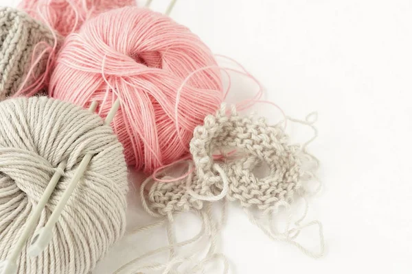 Gri ve pembe yün örgü ve beyaz arka plan üzerinde iğneler örgü. en iyi view.copy alanı. Yakın çekim