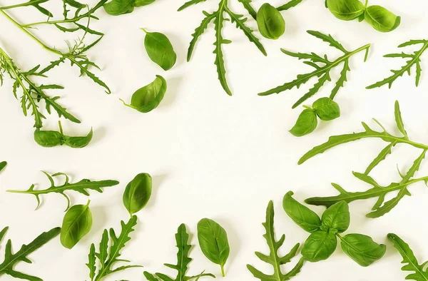 Frische Basilikumblätter Und Rucola Auf Weißem Hintergrund Kopierraum — Stockfoto