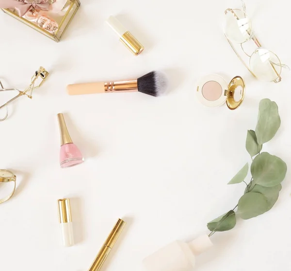 Pretty Women Accessoarer Och Kosmetika Gör Försiktigt Pastell Blekt Rosa — Stockfoto