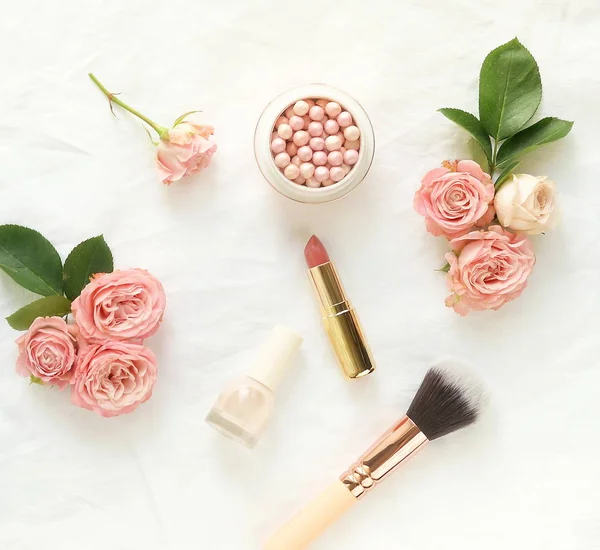 Produkty Akcesoria Kosmetyczne Makijaż Perła Tworzą Proszku Pędzel Szminka Blady — Zdjęcie stockowe