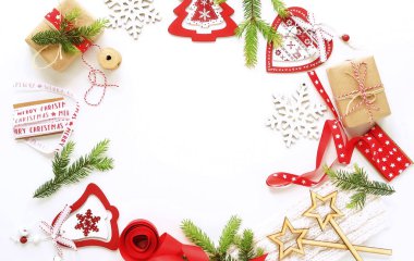 Noel arka plan. xmas süslemeleri, dalları Noel ağacı, hediyeler, topları beyaz arka plan üzerinde yaratıcı soyut kompozisyon. üstten görünüm. düz yatıyordu. Kış tatil kavramı