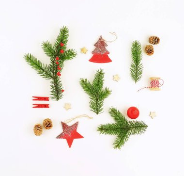 Noel arka plan. xmas süslemeleri, dalları Noel ağacı, hediyeler, topları beyaz arka plan üzerinde yaratıcı soyut kompozisyon. üstten görünüm. düz yatıyordu. Kış tatil kavramı