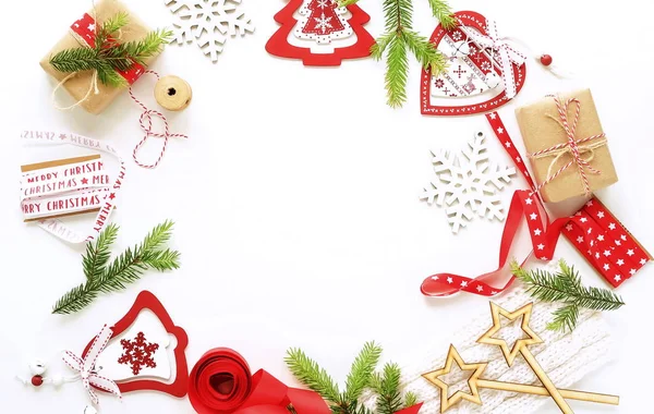 Noel arka plan. xmas süslemeleri, dalları Noel ağacı, hediyeler, topları beyaz arka plan üzerinde yaratıcı soyut kompozisyon. üstten görünüm. düz yatıyordu. Kış tatil kavramı