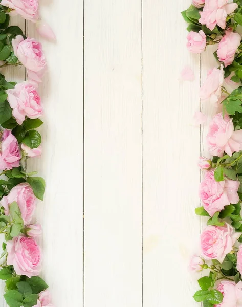 Moldura Buquê Belas Rosas Cor Rosa Fundo Madeira Branca Top — Fotografia de Stock