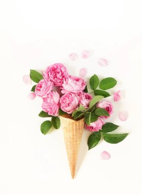 gözleme koni ile soluk pembe gül çiçek buketi beyaz arka plan üzerinde. Düz yatıyordu, en iyi görünümü çiçek arka plan.