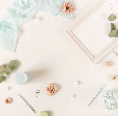 Çerçeve yukarı, çiçekleri beyaz arka plan üzerinde sahte ile yaratıcı şenlikli kompozisyon. Düz yatıyordu, en iyi görünümü şık şablonu.