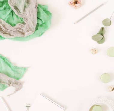 Çerçeve kadar pembe battaniye, çiçekler, okaliptüs dalları, gül beyaz arka plan üzerinde sahte ile yaratıcı şenlikli kompozisyon. Düz yatıyordu, en iyi görünümü şık şablonu.