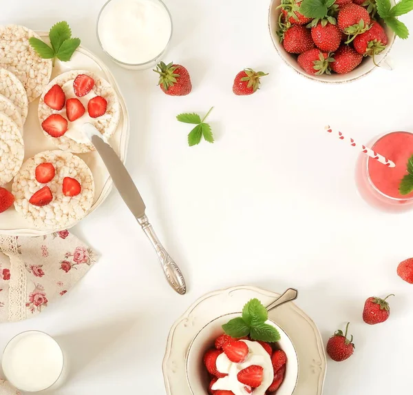 Lahodné Zdravé Snídaně Jahodami Jahody Jogurtem Smoothie Mléko Rýžové Oplatky — Stock fotografie