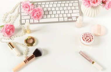 Düz lay, üstten görünüm office kadınsı Danışma, kadın aksesuarları, makyaj laptop ve buket gül ile çalışma alanı. Güzellik blog kavramı. Kopya alanı