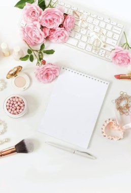 Düz lay, üstten görünüm office kadınsı Danışma, kadın aksesuarları, makyaj laptop ve buket gül ile çalışma alanı. Güzellik blog kavramı. Kopya alanı